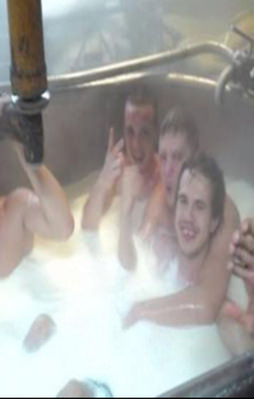 Peynir yapılan sütle banyo yapan çılgın Ruslar!