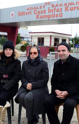 Nazlı Ilıcak'ın Silivri nöbeti tepki topladı