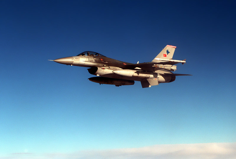 10 F-16 uçağı ile sınırda devriye uçuşu