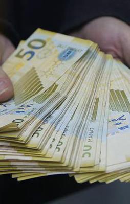 Azerbaycan'da devalüasyon oldu