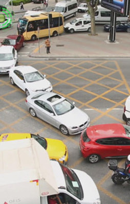 Trafikte yeni uygulama: Kavşakta 'taralı alan'