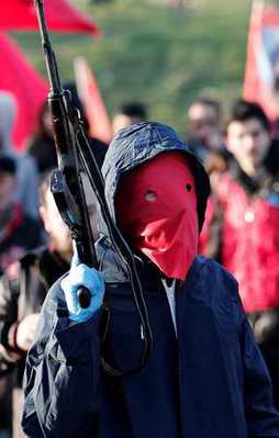 Kalaşnikoflu teröristler gözaltına alındı