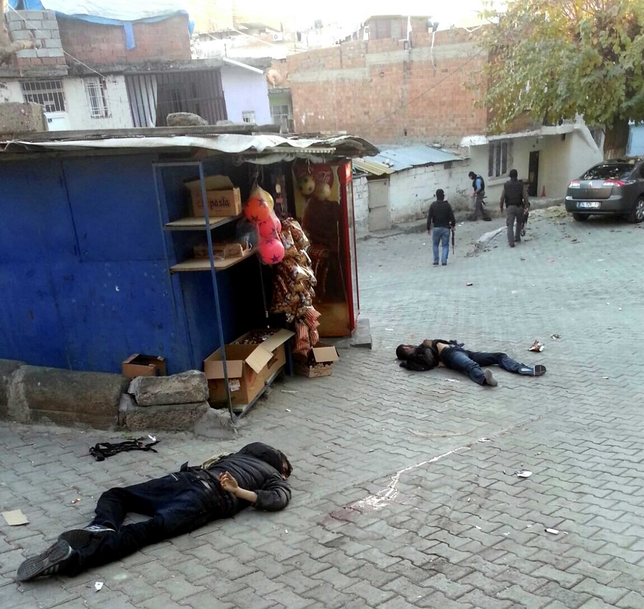 Polise saldıran 3 hain öldürüldü-1