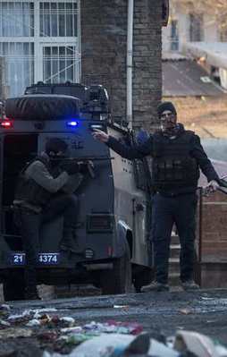 Polise saldıran 3 hain öldürüldü