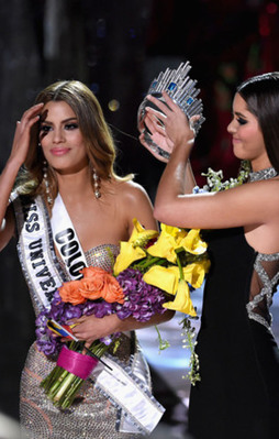 Tacı alınan Kolombiyalı güzele ahlaksız teklif