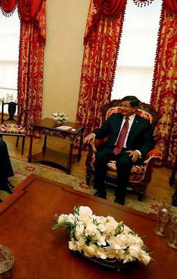 Davutoğlu'ndan kritik görüşme