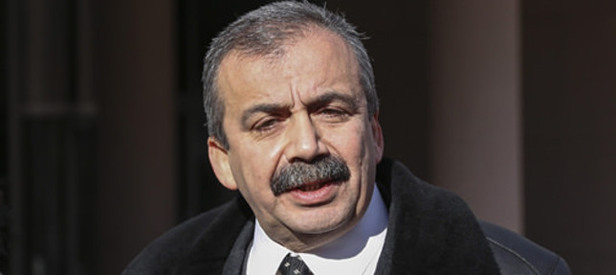Sırrı yine küstahlaştı