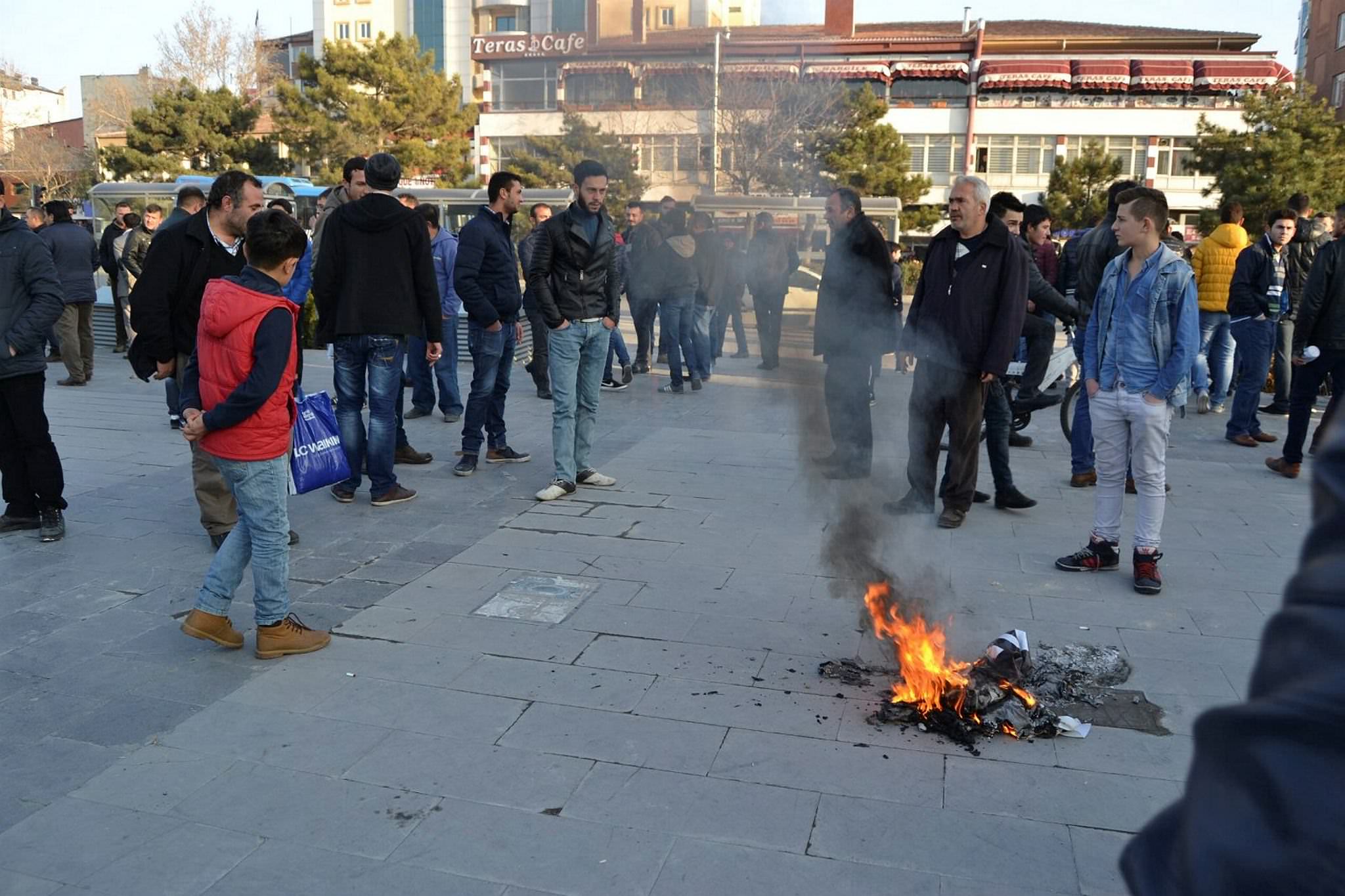 Niğdeliler HDP'lileri böyle kovaladı-1