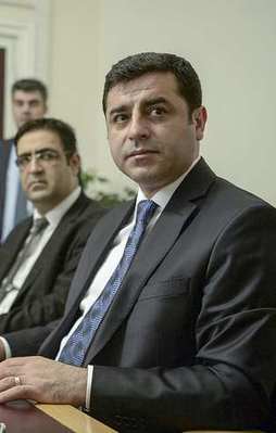 Adil Gür: HDP ikiye üçe bölünecek