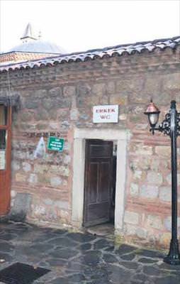 Cami duvarına pisuvar yaptılar