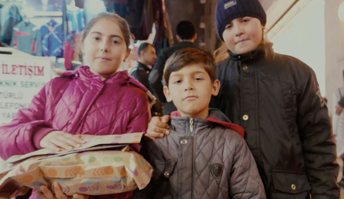 Sokak çocuklarını yılbaşında unutmadılar-1