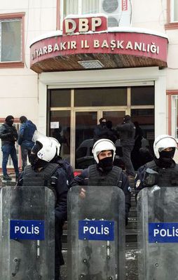 DBP binasına polis baskını