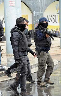 Kapana kısılan teröristler askere yalvardı