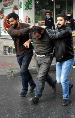 Bağcılarda banka aracı soyuldu