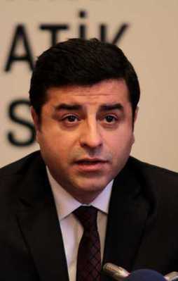 Selo şimdi de teröristlerin ellerini öptü