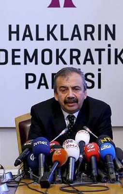 Sırrı Süreyya yine haddini aştı