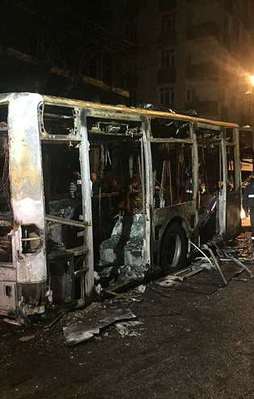 Sokak teröristleri belediye otobüsünü yaktı