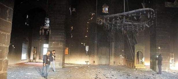 PKK cami yakıyor HDP kilise açıyor