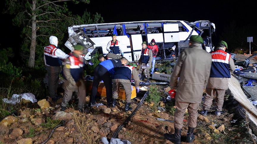 Otobüs faciası: 8 ölü, 42 yaralı-1