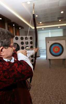 Davutoğlu özel kıyafet giyerek ok attı