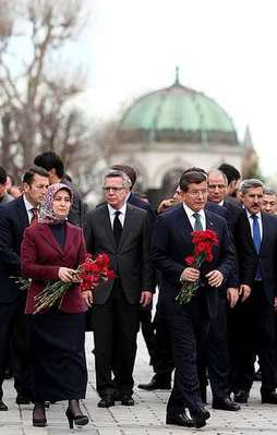 Davutoğlu saldırının gerçekleştiği alana karanfil bıraktı
