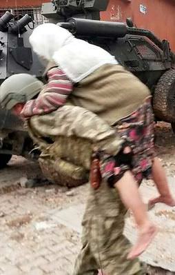 Ölüme terk edilen yaşlı çifti asker kurtardı