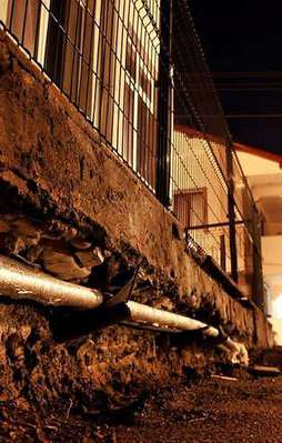 Okuldan evine boru döşedi!