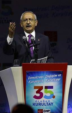 Erdoğan'a hakaret edince salonu terk ettiler