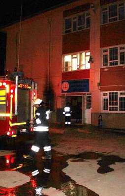 Teröristler Diyarbakır'da okul yaktı