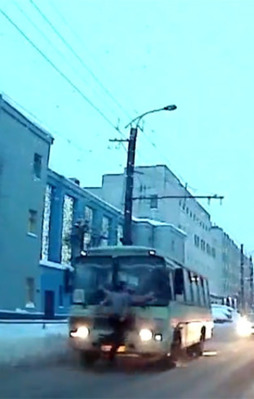 Giden otobüse kafa atan adam!