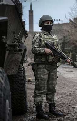 Kadın askerler Sur'da