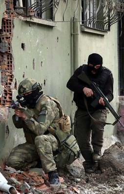 Cizre'de hain saldırı: 1 polis şehit