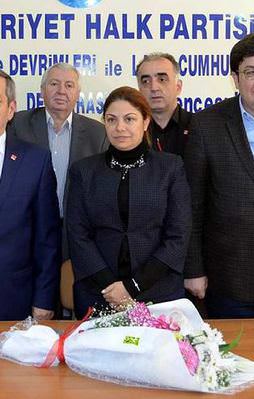 CHP'li isim Atatürk'ün portresini çöpe attı