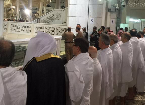 Davutoğlu sabah namazını Kabe'de kıldı-1