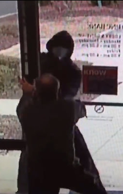 Banka müdürü soygunu tek bir hareketle engelledi!