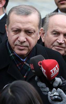 'Onlar açlık grevi yaparken eş başkanları tatilde'