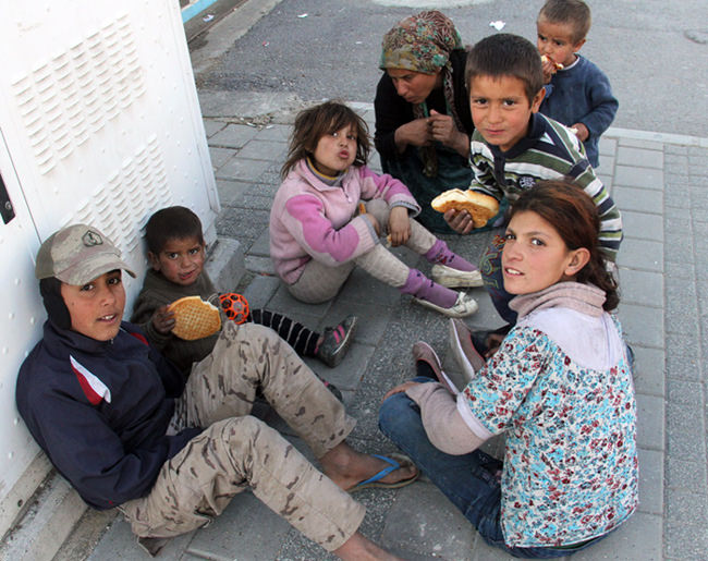 Bir ekmeği 7 kişi yediler!-2