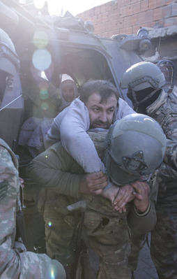 PKK'nın ölüme hapsettiği aileyi asker kurtardı