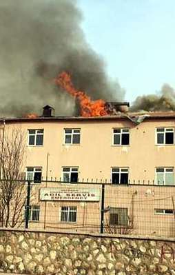 PKK'lı hainler Nusaybin'de hastaneyi ateşe verdi