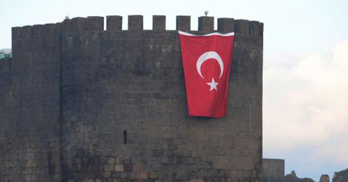 Sur Kalesi'ne dev Türk bayrağı-1