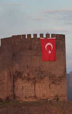 Sur Kalesi'ne dev Türk bayrağı