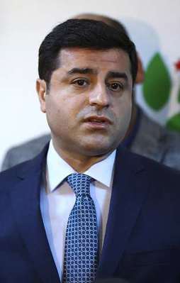Selo Türk bayrağından rahatsız oldu
