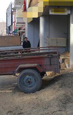 Kargosundan çöp çıkan çiftçiden ilginç protesto