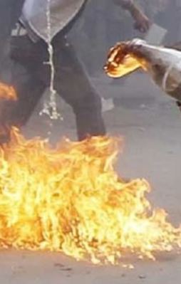 Diyarbakır'da AVM'ye saldırı