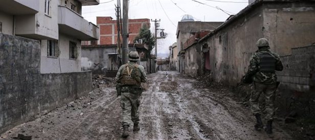 Diyarbakır’da çatışmalar şiddetlendi! 4 asker yaralı