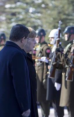 Merkel askeri Türkçe selamladı