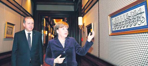 Merkel’le hat sohbeti