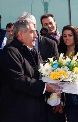 6,5 yıl sonra geldiler çiçekle karşılandılar