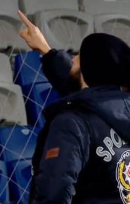 Emre Belözoğlu taraftarla kavga etti!