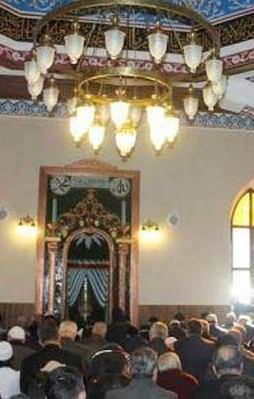 Cemaatin üzerine avize düştü: 3 yaralı